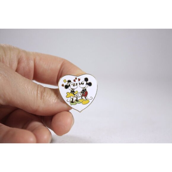 Vintage Taiwan Disney Park pins set of 4, Disney World enamel pins, Mickey - Picture 4 of 10